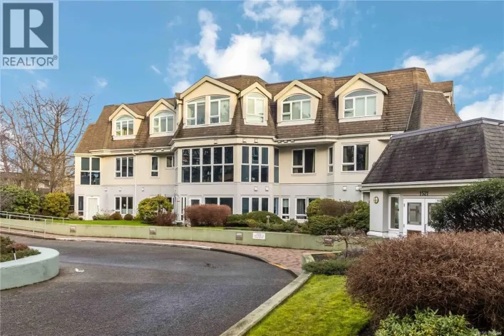 403 1521 Church Ave, Saanich