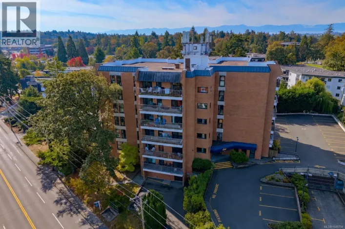 404 4030 Quadra St, Saanich
