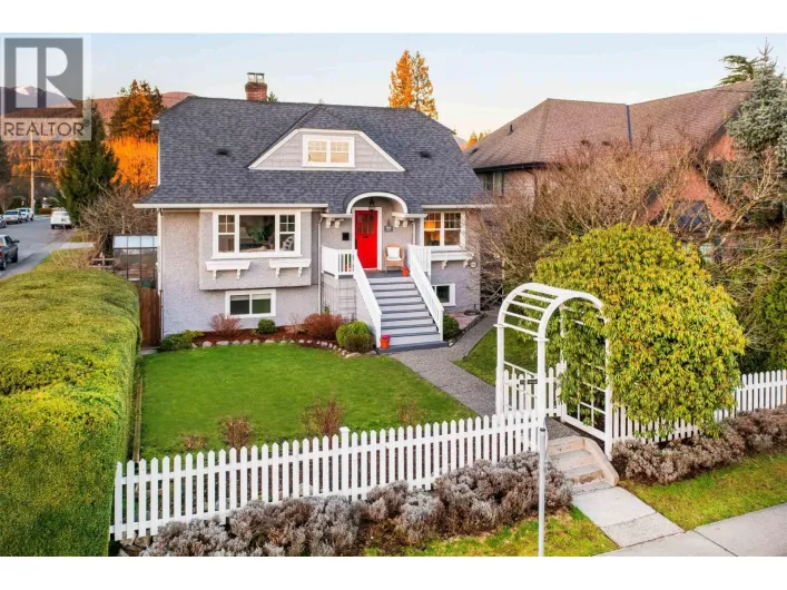 404 E 15TH STREET, North Vancouver