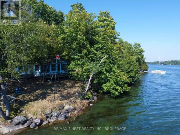 4049 HIAWATHA LANE, Frontenac