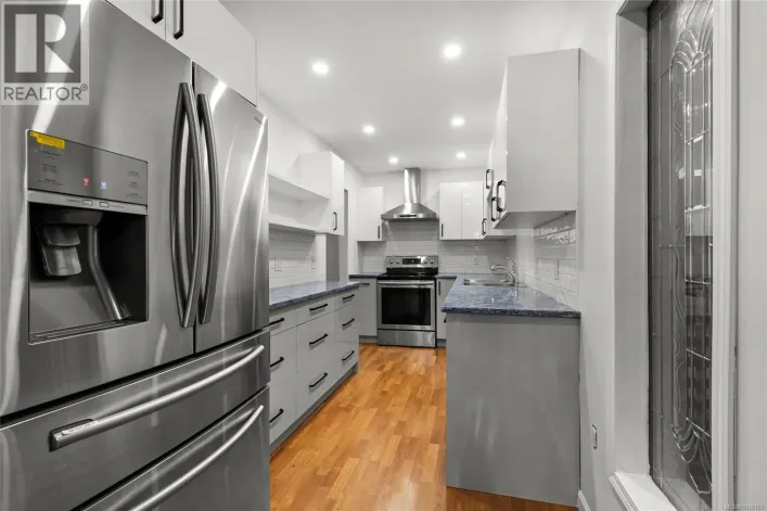 405 1875 Lansdowne Rd, Saanich