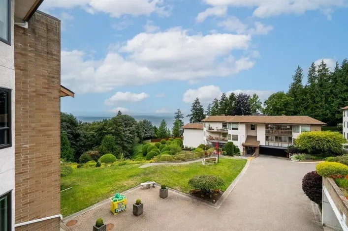 406 1350 VIDAL STREET, White Rock