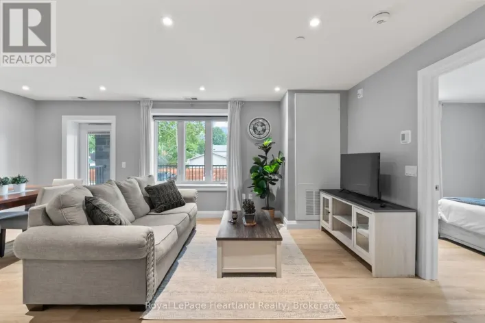 406 - 187 VICTORIA STREET W, North Huron