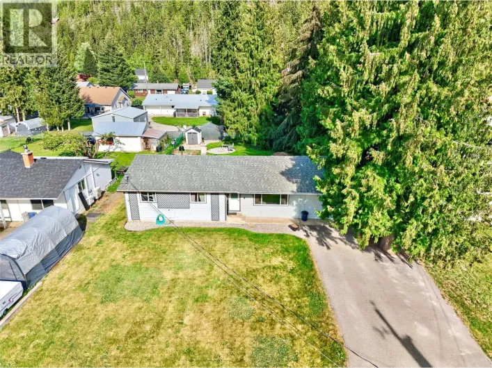 409 Oak Avenue, Sicamous