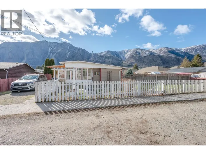 411 6th Avenue, Keremeos