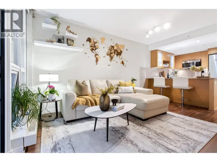 413 135 E 17TH STREET, North Vancouver