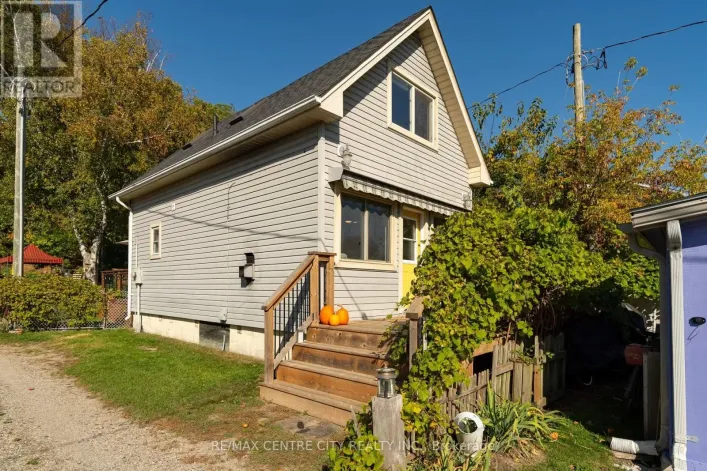 417 EDITH CAVELL BOULEVARD, Central Elgin