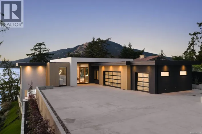 418 Lands End Rd, North Saanich