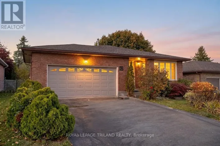 House for sale: 42 APPLEGREEN GROVE, London South