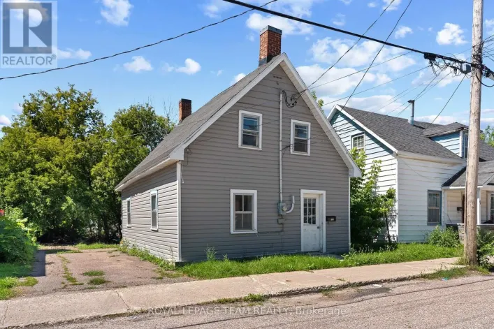 42 BONNECHERE STREET S, Renfrew