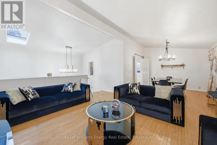 42 OAKLEY BOULEVARD, Toronto