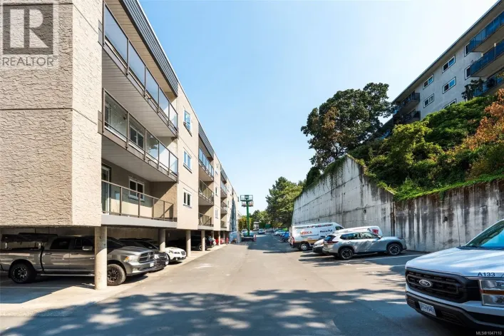 421 3255 Glasgow Ave, Saanich