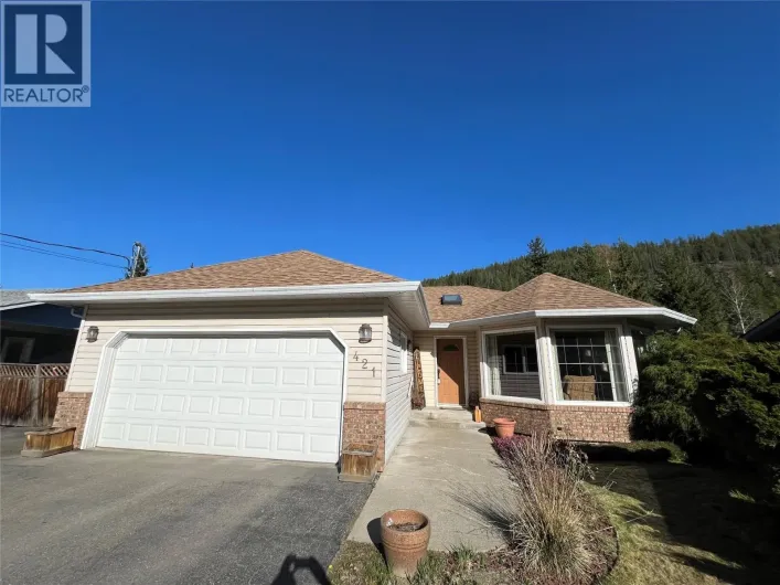 421 Oak Avenue, Sicamous