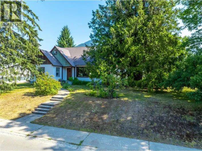 House for sale: 422 Ninth Street E, Revelstoke