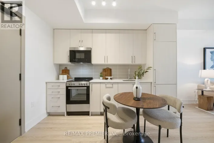 435 - 2075 KING ROAD, King