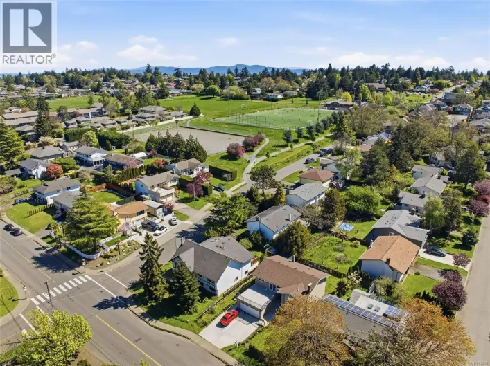 4351 TORQUAY Dr, Saanich