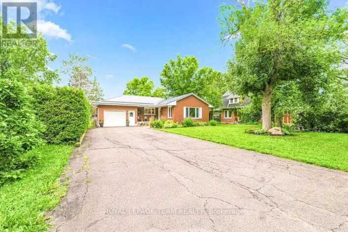 438 RAGLAN STREET N, Renfrew