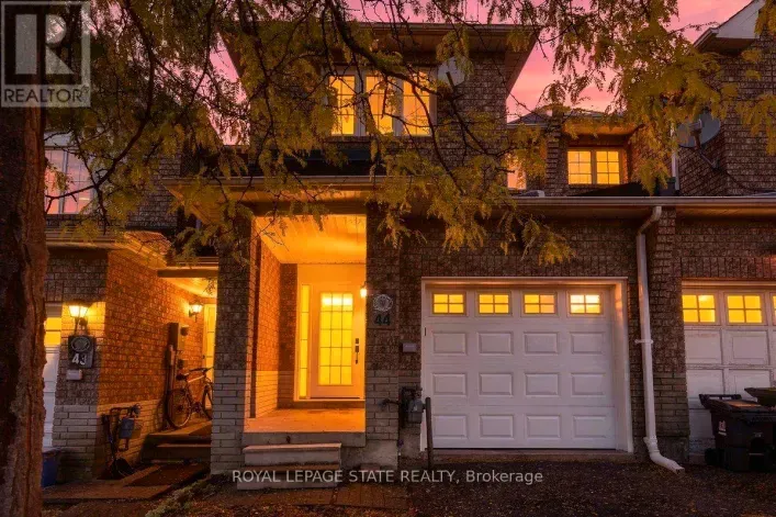 Row / Townhouse for sale: 44 VIEWCREST CIRCLE, Toronto