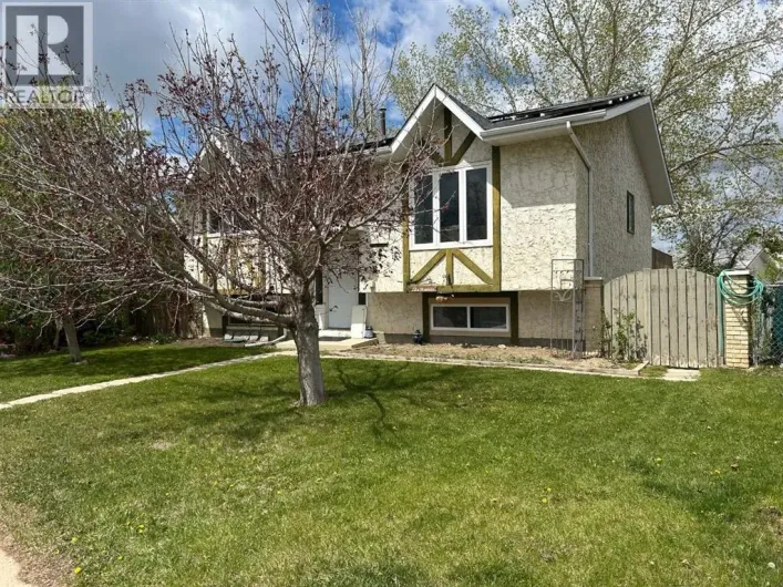 44 Wildrose Crescent W, Brooks
