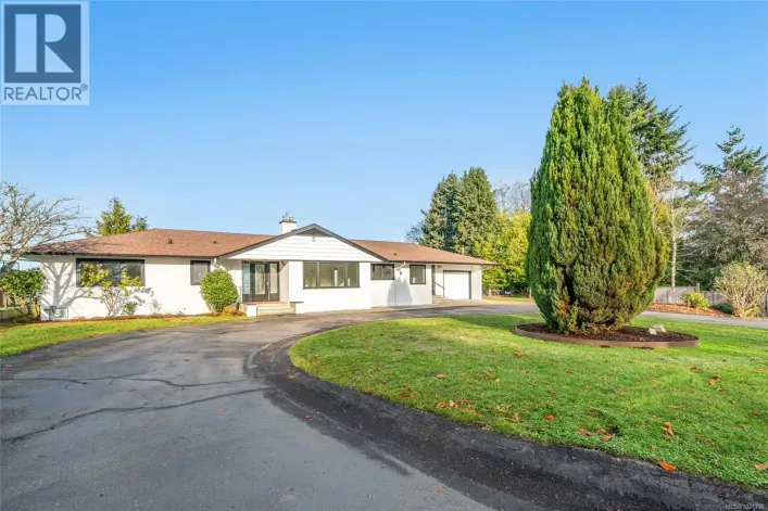 441 Memorial Ave, Qualicum Beach