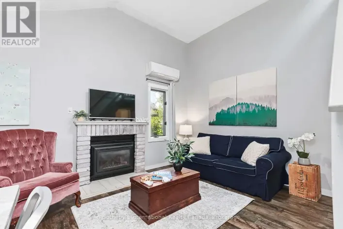 Row / Townhouse for sale: 442 OXBOW CRESCENT, Collingwood