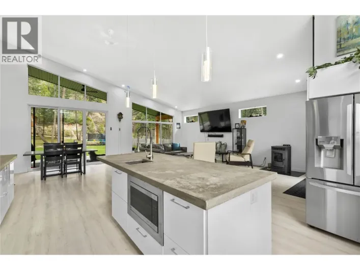 4472 Power Road, Barriere