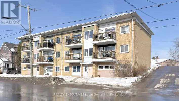 448 MCINTYRE STREET E, North Bay