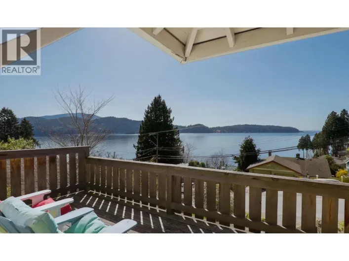 466 CENTRAL AVENUE, Gibsons