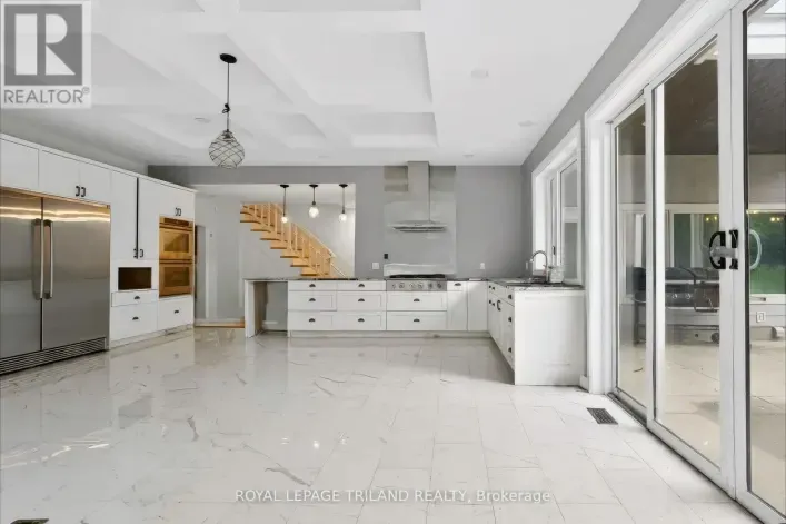 467 COMMISSIONERS ROAD E, London South