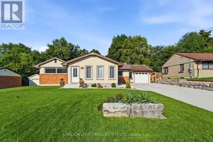 House for sale: 470 COOMBS AVENUE, London North