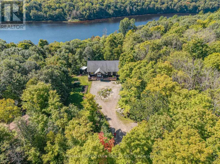 482 EAST POVERTY BAY ROAD, Magnetawan