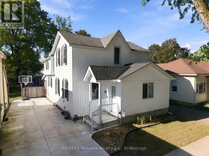 49 MAIN STREET N, Huron East
