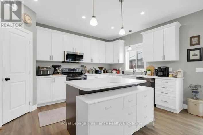 49 REDWOOD DRIVE, Belleville