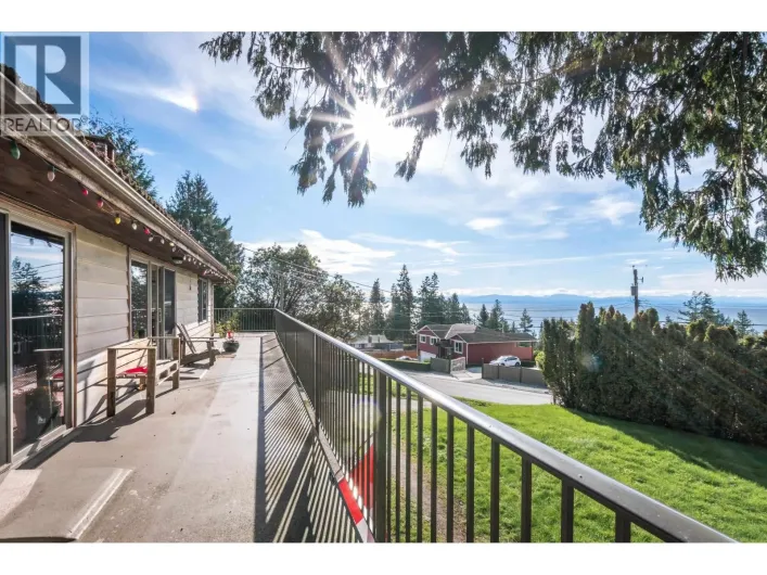 4902 LAUREL AVENUE, Sechelt