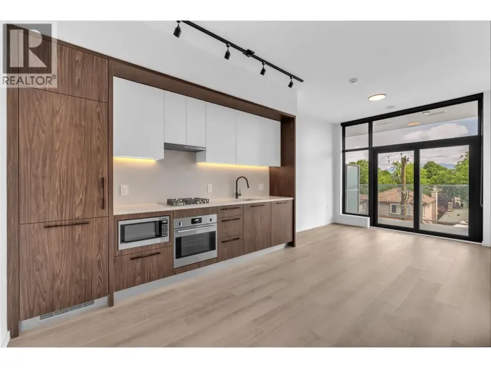4XX 2729 KINGSWAY, Vancouver