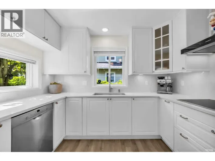 5 1233 W 16TH STREET, North Vancouver