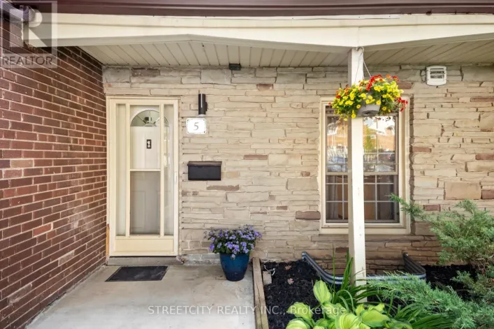 5 ARBOUR GLEN CRESCENT, London East