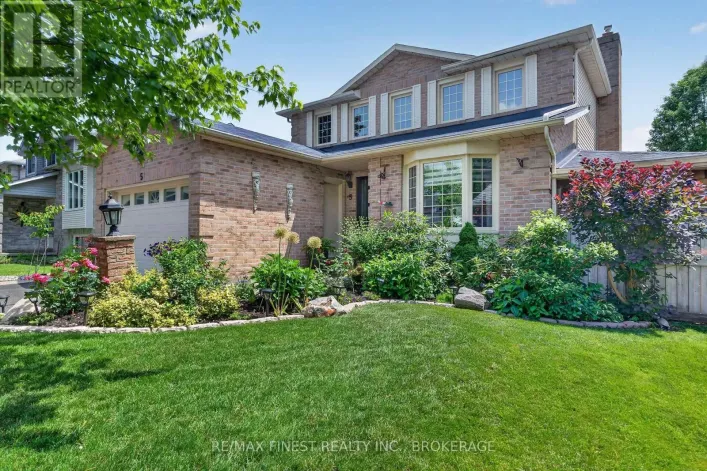 5 BUCKINGHAM COURT, Kingston)