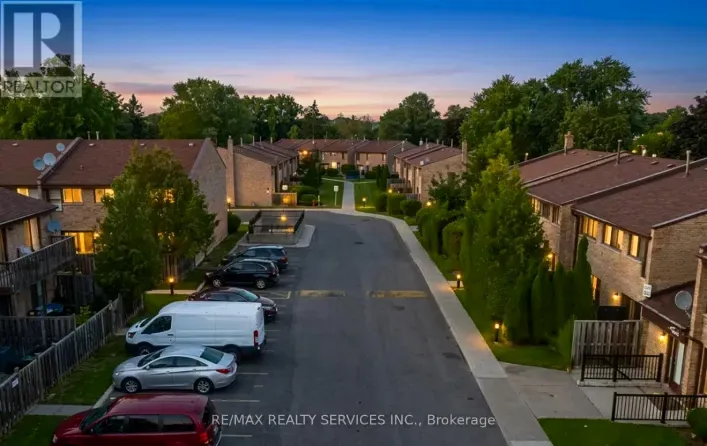 Row / Townhouse for sale: 50 - 2605 WOODCHESTER DRIVE, Mississauga