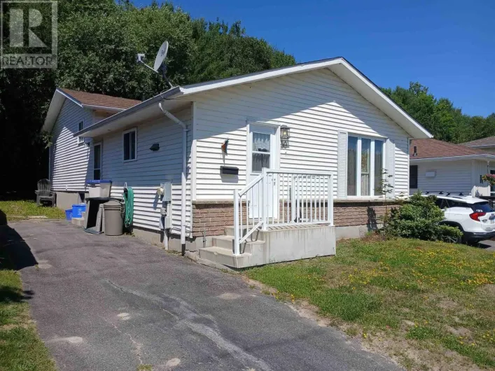50 Hergott AVE, Elliot Lake