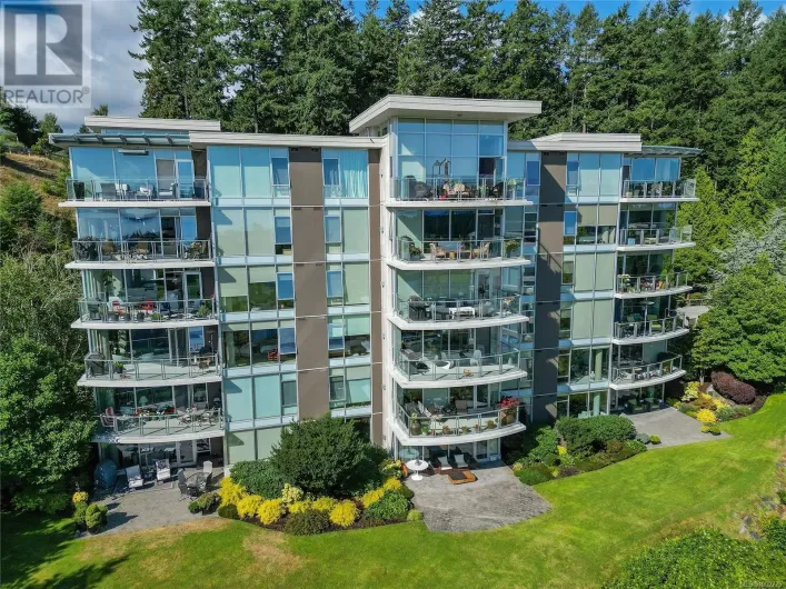 503 738 Sayward Hill Terr, Saanich