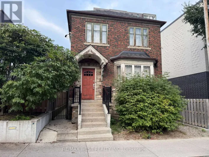 51 AUGUSTA AVENUE, Toronto