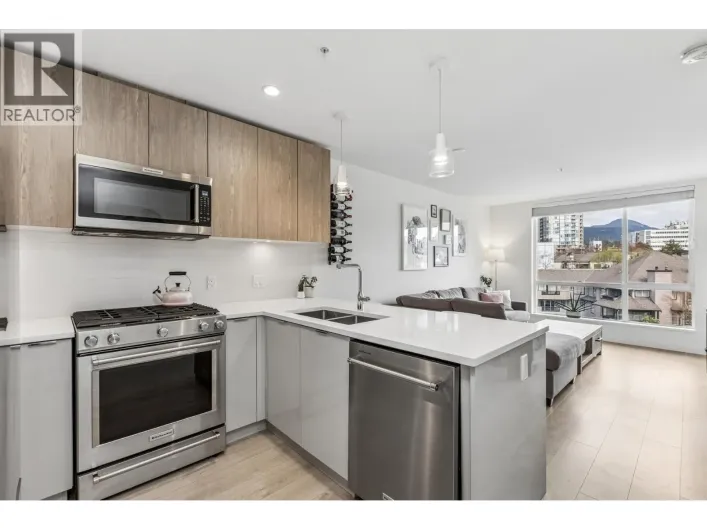 511 108 E 8TH STREET, North Vancouver