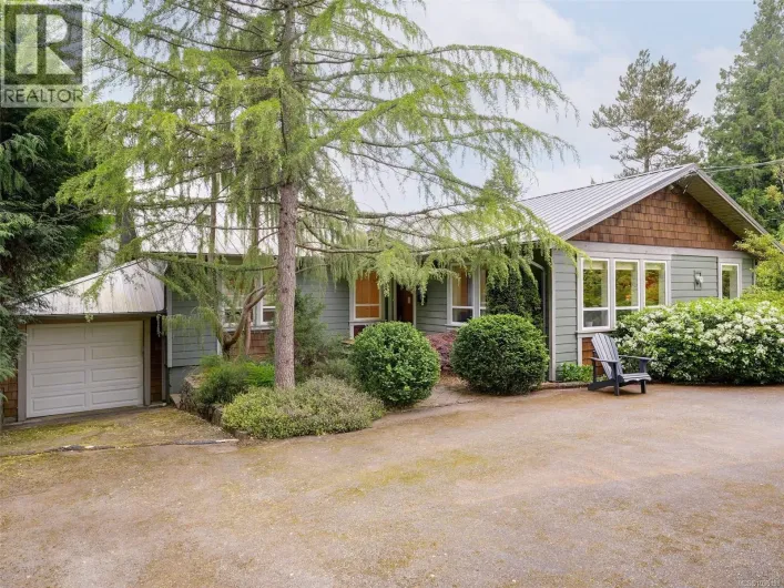 5148 Santa Clara Ave, Saanich