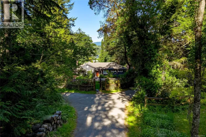 5168 Santa Clara Ave, Saanich