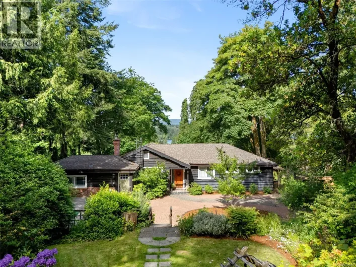 5168 Santa Clara Ave, Saanich