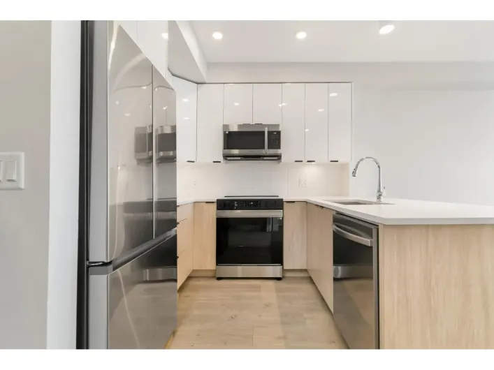 519 20061 FRASER HIGHWAY, Langley