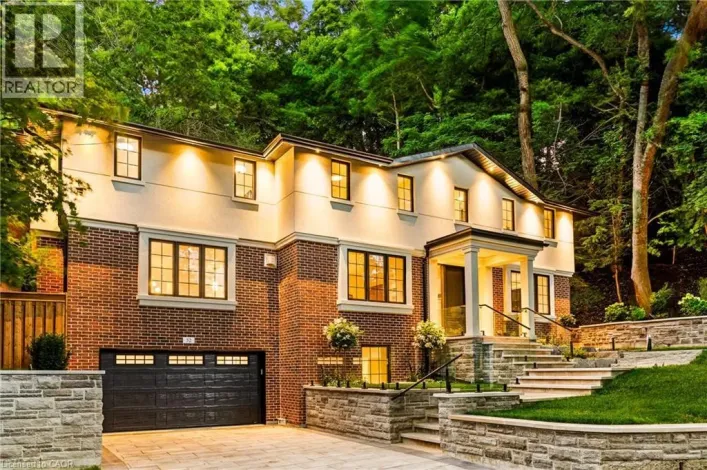 52 ROXBOROUGH Drive, Toronto