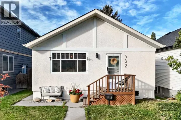 532 18 Avenue NW, Calgary