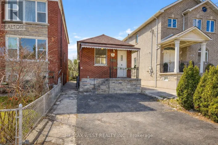 538 MCROBERTS AVENUE, Toronto